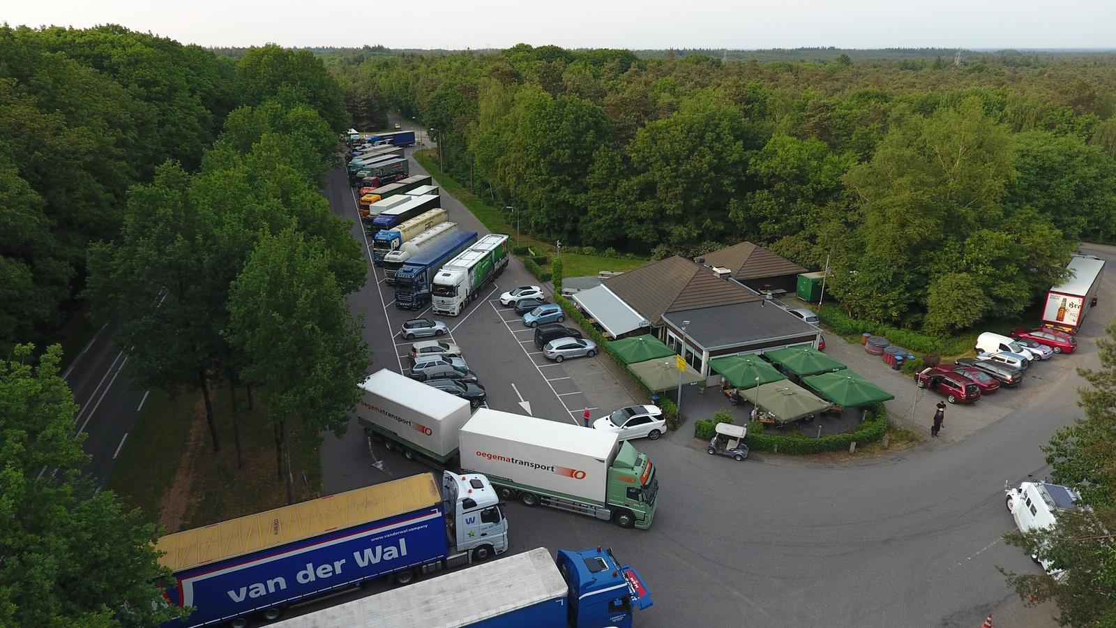 Luchtfoto van Mendel tussen de bossen, met de parking vol vrachtwagens langs het restaurant